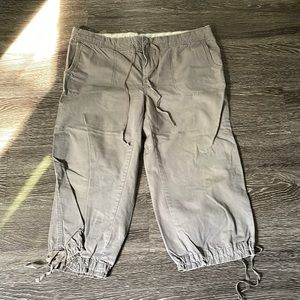 Used women’s size M old navy 100% cotton capris